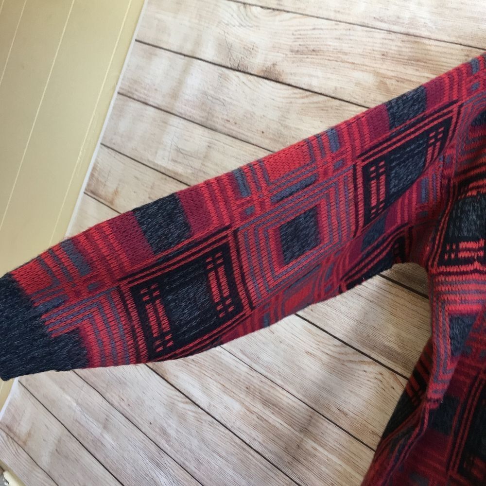 VINTAGE SATURDAYS SWEATER IN RED AND BLACK‎ - Picture 3 of 6